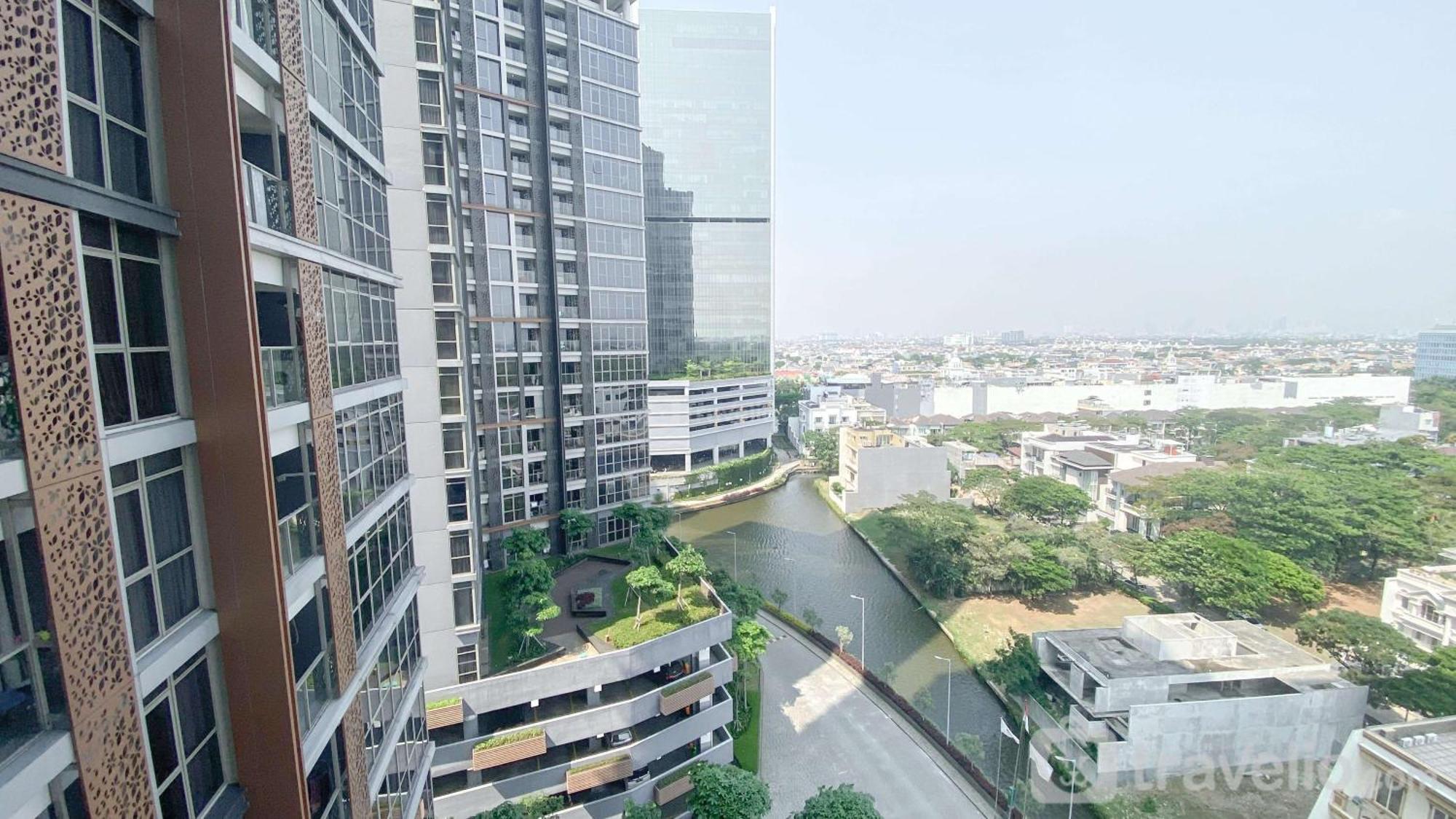 Minimalist And Comfort At Gold Coast By Travelio * Jakarta