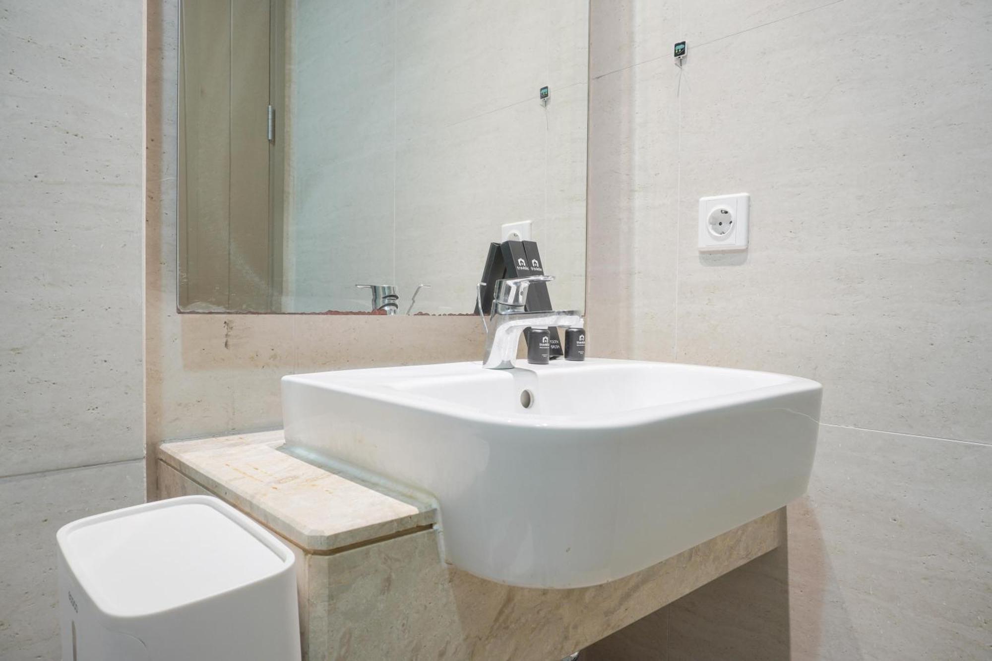 Apartment Minimalist And Comfort At Gold Coast By Travelio