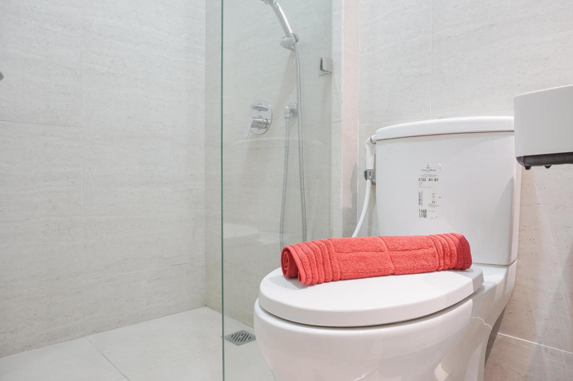 Minimalist And Comfort At Gold Coast By Travelio * Jakarta